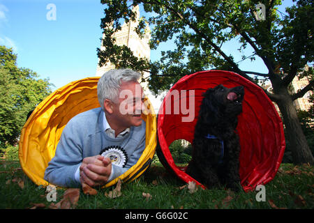 NUR ZUR REDAKTIONELLEN VERWENDUNG: MP Alan Duncan mit seinem Kakadu Noodle, der als Gewinner des Westminster Dog of the Year Wettbewerbs in Victoria Tower Gardens in London bekannt gegeben wurde, der vom Dogs Trust und dem Kennel Club organisiert wurde. Stockfoto