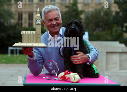 : MP Alan Duncan mit seinem Kakapoo Noodle, der als Gewinner des Westminster Dog of the Year Wettbewerbs in Victoria Tower Gardens in London bekannt gegeben wurde, organisiert vom Dogs Trust und dem Kennel Club. Stockfoto