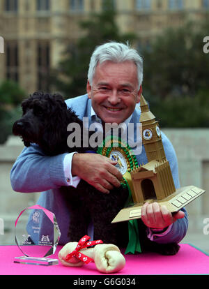 NUR ZUR REDAKTIONELLEN VERWENDUNG: MP Alan Duncan mit seinem Kakadu Noodle, der als Gewinner des Westminster Dog of the Year Wettbewerbs in Victoria Tower Gardens in London bekannt gegeben wurde, der vom Dogs Trust und dem Kennel Club organisiert wurde. Stockfoto