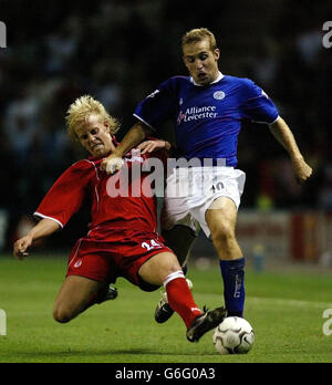 Andrew Davies von Middlesbrough (links) tagt James Scowcroft von Leicester City während ihres FA Barclaycard Premiership Spiels im Walker's Stadium, Leicester. Stockfoto