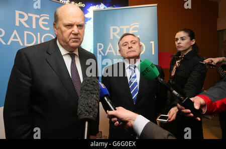 Sprechen Sie Finanzminister Michael Noonan (links) und Minister für öffentliche Ausgaben und Reform Brendan Howlin TD, mit den Medien nach annehmen von Anrufen von der Öffentlichkeit im RTE heute mit Sean O'Rourke Show. Stockfoto