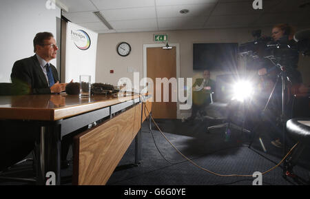 Schottlands Hauptinspektor für Gefängnisse David Strang legt den Medien einen Bericht vor, in dem er auf das "inakzeptable Risiko" für untragbare Gefangene hinweist, nachdem die Zustände in HMP Barlinnie, Glasgow, überprüft wurden. Stockfoto