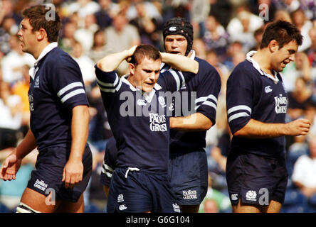 Der schottische Kapitän Gordon Bolloch hält seinen Kopf frustriert über die Teamkollegen Nathan Hines (links) und Kenny Logan (rechts), die während des Internationalen Freundschaftsspiels in Murrayfield, Edinburgh, nach dem irischen Tor weggingen. Stockfoto