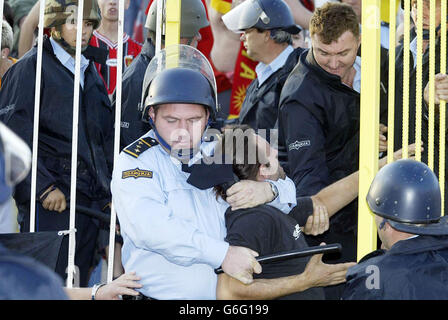 Die Polizei verbietet einen Fan vor dem Qualifikationsspiel der Gruppe mit sieben Euro 2004 zwischen Mazedonien und England im City Stadium, Skopje, Mazedonien. Stockfoto