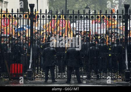 Mitglieder der Fire Brigades Union nähern sich während ihres marsches den Toren zur Downing Street, London, und sammeln sich vor ihrem Streik an diesem Wochenende zur Central Hall, Westminster. Stockfoto