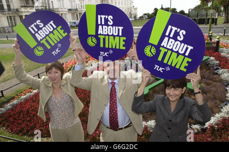 (Von links nach rechts) Frances O'Grady, TUC-Stellvertretende Generalsekretärin, Generalsekretär Brenden Barber und stellvertretender Generalsekretär Kay Carberry bei einer Fotozelle in Brighton, um für die Beendigung der langen Arbeitszeiten Großbritanniens zu werben. Hunderttausende von Menschen sind gezwungen, lange Arbeitszeiten als Arbeitgeber in ganz Großbritannien brechen ein Gesetz zur Begrenzung der Arbeitszeit auf 48 Stunden, ein neuer TUC-Bericht heute enthüllt. Die Arbeitszeit wird ein zentrales Thema bei der jährlichen TUC-Convention sein, die in Brighton eröffnet wird. Stockfoto