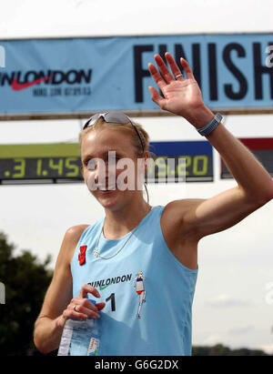 Die britische Athletin Paula Radcliffe feiert nach dem Sieg beim Nike 10K Straßenrennen der Frauen im Richmond Park, London. Weltrekordhalter Radcliffe kehrte triumphierend von der Verletzung zurück und belegte den siebten Platz in der Gesamtwertung des Mixed-Events. Stockfoto