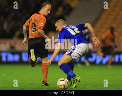 Leigh Griffiths von Wolverhampton Wanderers nimmt den Ball zurück an Oldham Athletic Defender David Mellor während des Sky Bet League One Matches im Molineux Stadium, Wolverhampton. Stockfoto