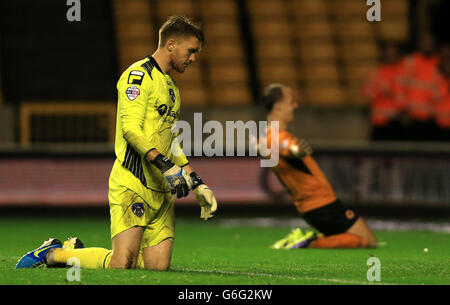 Oldham's Mark Oxley zeigt seine Niedergeschlagenheit, nachdem Wolverhampton Wanderers Leigh Griffiths während des Sky Bet League One Spiels im Molineux Stadium, Wolverhampton, das zweite Tor erzielt hat. Stockfoto