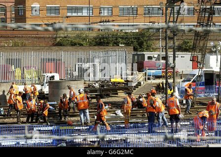 Nach der Entgleisung eines Personenzuges am Dienstag arbeiten die Wartungsarbeiter an der Reparatur der Strecke vor der King's Cross Station in London. Stockfoto