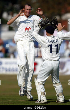 Sussex / Leicestershire. Sussex-Bowler Robin Martin-Jenkins feiert am ersten Tag des County Championship-Spiels in Hove sein drittes Leicestershire-Wicket. Stockfoto