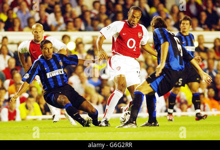 Thierry Henry von Arsenal versucht während des Champions League-Spiels der Gruppe B auf dem Highbury-Gelände von Arsenal, zwischen dem FC Internazionale-Team Ivan Cordoba (links) und Cristiano Zanetti zu wechseln. Stockfoto