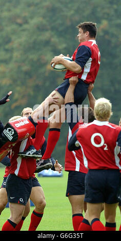 Martin Corry springt während des England Rugby-Mannschaftstrainings im Pennyhill Park Hotel in Bagshot, Surrey, vor dem nächsten Monat Rugby World Cup in Australien. Stockfoto