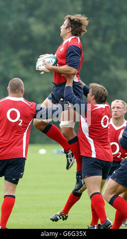 Danny Grewcock springt während des England Rugby-Mannschaftstrainings im Pennyhill Park Hotel in Bagshot, Surrey, vor der nächsten Rugby-Weltmeisterschaft in Australien. Stockfoto