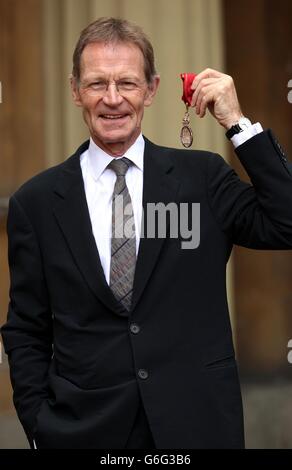 Der Direktor der Tate Sir Nicholas Serota hält seine Medaille, nachdem er während einer Investiturzeremonie im Buckingham Palace vom Prince of Wales zum Mitglied des Order of Companions of Honor ernannt wurde. Stockfoto