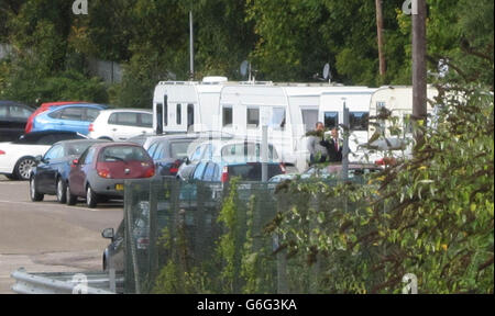 Der Parkplatz des Royal Gwent Hospital in Newport, Südwales, wo französische Reisende ein Lager eingerichtet haben. Stockfoto