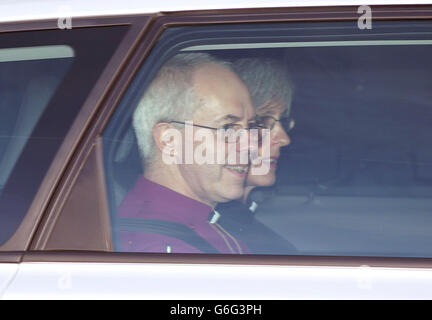 Erzbischof von Canterbury Justin Welby und seine Frau Caroline Ankunft in Chapel Royal im St. James's Palace, vor der Taufe des drei Monate alten Prinzen George von Cambridge durch den Erzbischof von Canterbury im Zentrum von London. Stockfoto