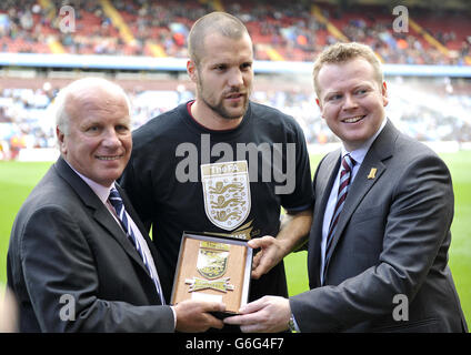 Ron Vlaar von Aston Villa mit dem FA-Vorsitzenden Greg Dyke (links) und dem Aston Villa Chief Executive Paul Faulkner (rechts) feiern das 150-jährige Jubiläum der FA Stockfoto