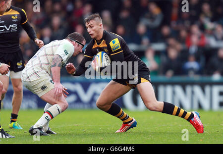 Wesps Josh Bassett läuft in Leicester Neil Briggs während der Aviva Premiership Spiel in Adams Park, High Wycombe. Stockfoto