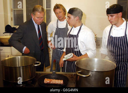 Der Prinz von Wales mit Jamie Oliver und einigen seiner Studenten in der Küche des Clarence House, seiner offiziellen Londoner Residenz. Der Starkoch Jamie Oliver kocht für den Prince of Wales ein Bio-Fest, das von Studenten aus seinem Restaurant Fifteen unterstützt wird. Stockfoto