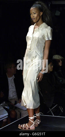 Model Naomi Campbell auf dem Laufsteg während der London Fashion Week Frühjahr/Sommer 2004 Show von Designerin Katharine Hamnet, in Ladbroke Grove, West London. Stockfoto