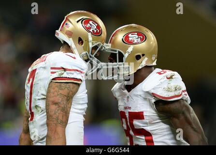 Colin Kaepernick feiert den Quarterback der San Francisco 49ers mit Mannschaftskollegen Vernon Davis, nachdem er beim NFL International-Spiel im Wembley Stadium, London, seinen zweiten Touchdown erzielt hatte. Stockfoto