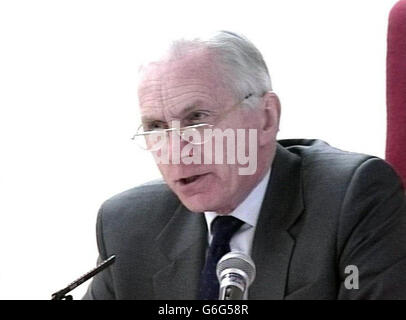 Lord Hutton, seine Schlusserklärung zur Hutton-Untersuchung am High Court in London. Lord Hutton hat sich mit den Ereignissen rund um den offensichtlichen Selbstmord des Regierungswaffenexperten Dr. David Kelly beschäftigt, der im Zentrum eines Widerstreit zwischen der Regierung und der BBC stand, nachdem er zugegeben hatte, mit dem Journalisten Andrew Gilligan zu sprechen, der berichtete, dass die Regierung ihr Irakdossier "aufgestockt" habe. Stockfoto