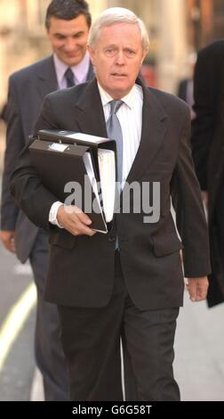 Jeremy Gompertz QC, Anwalt der Kelly-Familie, kommt, um seine Abschlusserklärung vor der Hutton-Untersuchung am High Court in London abzugeben. Lord Hutton hat sich mit den Ereignissen rund um den offensichtlichen Selbstmord des Waffenexperten Dr. David Kelly beschäftigt, der im Zentrum eines Widerstreit zwischen der Regierung und der BBC stand, nachdem er zugegeben hatte, mit dem Journalisten Andrew Gilligan zu sprechen, der berichtete, dass die Regierung ihr Irak-Dossier "aufgestockt" habe. Stockfoto