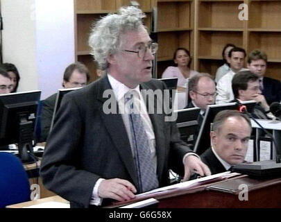 Jonathan Sumption, QC, Anwalt der Regierung, gab seine Abschlusserklärung vor der Hutton-Untersuchung vor dem High Court in London ab. Lord Hutton hat sich mit den Ereignissen rund um den offensichtlichen Selbstmord des Regierungswaffenexperten Dr. David Kelly beschäftigt, der im Zentrum eines Streit zwischen der Regierung und der BBC stand, nachdem er zugegeben hatte, mit dem Journalisten Andrew Gilligan zu sprechen, Die WHO berichtete, dass die Regierung ihr Irak-Dossier „hochgestrackt“ habe. Stockfoto