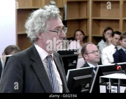 Jonathan Sumption, QC, Anwalt der Regierung, während seiner Abschlusserklärung vor der Hutton-Untersuchung vor dem High Court in London. Lord Hutton hat sich mit den Ereignissen rund um den offensichtlichen Selbstmord des Regierungswaffenexperten Dr. David Kelly beschäftigt, der im Zentrum eines Streit zwischen der Regierung und der BBC stand, nachdem er zugegeben hatte, mit dem Journalisten Andrew Gilligan zu sprechen, Die WHO berichtete, dass die Regierung ihr Irak-Dossier „hochgestrackt“ habe. Siehe PA Story INQUUNATION Kelly. PA-Foto. Bild aus gepoolter Fernsehübertragung. Stockfoto