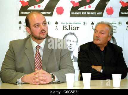 Anas Altikriti (links), PR-Direktor der britischen Muslimischen Vereinigung, und George Galloway, der Labour-Abgeordnete, der nach seinen ausgesprochenen Kommentaren gegen den Krieg aus der Partei ausgeschlossen wurde, sprechen auf einer Pressekonferenz vor der Demonstration der Stop the war Coalition im Zentrum von London am Samstag. Galloway sagte, dass, wenn der Irak-Konflikt nicht auf der Labour Party-Konferenz nächste Woche diskutiert würde, dies eine "Erschütterung" der jährlichen Versammlung zur Sprache bringen und ihre Glaubwürdigkeit verringern würde. Die Koalition sagte, sie erwarte, dass sich mindestens 100,000 am Samstag dem märz anschließen werden. Stockfoto