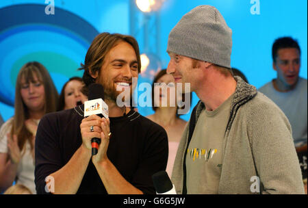 Stuart Townsend (links) und Jason Flemyng bei ihrer Aufnahme in MTV's TRL UK in den MTV Studios in Camden, Nord London. Die Schauspieler bewerben derzeit den neuen Film, den Bund der außergewöhnlichen Herren. Stockfoto