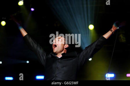 Sänger Damon Albarn von der Band Blur, die auf der Hauptbühne beim Carling Reading Festival auftritt. Stockfoto