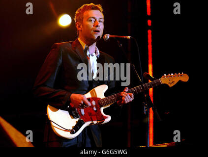 Sänger Damon Albarn von der Band Blur, die auf der Hauptbühne beim Carling Reading Festival auftritt. Stockfoto