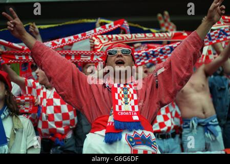 Fußball - Euro 96 - Gruppe D - Kroatien - Türkei - City Ground, Nottingham. Kroatien-Fans Stockfoto