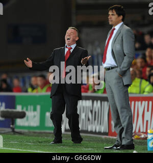 FYR Mazedoniens Manager Zoran Stratev (links) reagiert während des Spiels, als Manager Chris Coleman (rechts) anschaut. Stockfoto