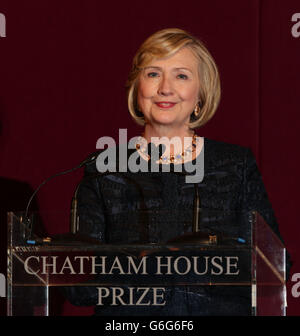 Die ehemalige US-Außenministerin Hillary Rodham Clinton sprach während einer Preisverleihung, die ihr den Chatham House Prize überreichte, im Banqueting House in Whitehall, im Zentrum von London. Stockfoto