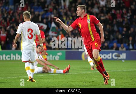 Fußball – FIFA-Weltmeisterschaft/Qualifikation – Gruppe A – Wales/FYR Mazedonien – Cardiff City Stadium. Simon Church aus Wales feiert das erste Tor von Wales während des FIFA World Cup Qualifying, Gruppe-A-Spiel Cardiff City Stadium, Cardiff. Stockfoto