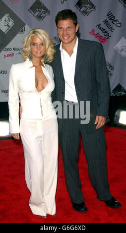 Die Schauspielerin Jessica Simpson und ihr Mann Nick Lachey kommen für die MTV Video Music Awards in der Radio City Music Hall in New York, USA. Stockfoto