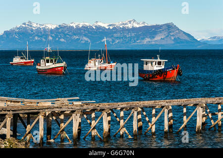 Puerto Natales, Chile - 21. April 2011: Bunte hölzerne Fischerboote im Hafen von Puerto Natales port Stockfoto