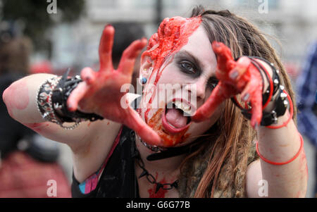 Die Teilnehmer gehen durch die Straßen des Londoner Stadtzentrums, während sie am World Zombie Day: London teilnehmen. Stockfoto