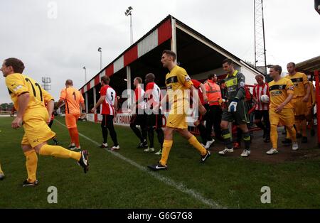 Fußball - FA Cup Qualifying - Dritte Runde - Atherstone Town V Barrow - Sheepy Road. Atherstone Town und Barrow nehmen das Feld für das FA Cup Qualifying, Third Round Match in Sheepy Road, Atherstone, ein. Stockfoto