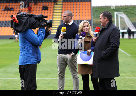 L-R: Mark Ceighton, BT Sport Moderatorin Helen Skelton und Pandit Martin allen Stockfoto