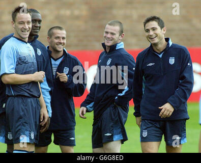 Der Engländer John Terry, Emile Heskey, Michael Owen, Wayne Rooney und Frank Lampard teilen einen Witz während eines Trainings am Cliff in Manchester vor der EM 2004-Qualifikation seiner beiden gegen Mazedonien am Samstag in Skkopje. Stockfoto