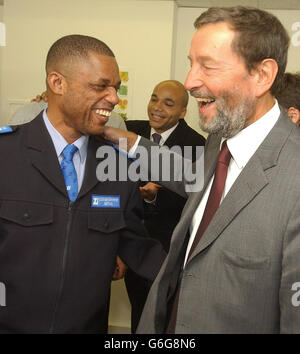 Innenminister David Blunkett (rechts) trifft Unzay Tonyenyor, der nach dem Working Links Language to Work-Programm in Wembley, West London, erfolgreich einen Job als Sicherheitsbeamter bekam, am Tag wurden endgültige Empfehlungen für einen neuen "Britishness-Test" für Einwanderer veröffentlicht. Der Innenminister stellte die aktualisierte Fassung der Empfehlungen des britischen Beratungsgremiums zusammen mit seinem Vorsitzenden Sir Bernard Crick vor. Stockfoto