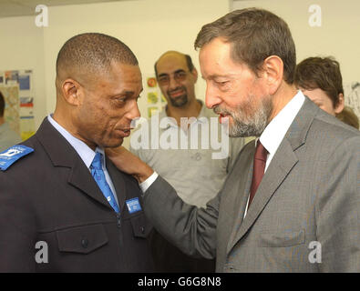 Innenminister David Blunkett (rechts) trifft Unzay Tonyenyor, der nach dem Working Links Language to Work-Programm in Wembley, West London, erfolgreich einen Job als Sicherheitsbeamter bekam, am Tag wurden endgültige Empfehlungen für einen neuen "Britishness-Test" für Einwanderer veröffentlicht. Der Innenminister stellte die aktualisierte Fassung der Empfehlungen des britischen Beratungsgremiums zusammen mit seinem Vorsitzenden Sir Bernard Crick vor. Stockfoto