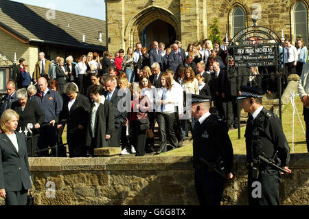 Hunderte von Trauernden gehen, als sie sich zusammenschlossen, um dem ermordeten Schulmädchen Jodi Jones einen letzten Tribut zu zollen. Der Gottesdienst in der Pfarrkirche von Gorebridge in Midlothian wurde von Freunden der Schülerin zusammen mit Hunderten von anderen Trauernden besucht. Jodis verstümmelte Leiche wurde vor über zwei Monaten in der Nähe ihres Hauses am Stadtrand von Dalkeith gefunden. Eine umfangreiche Polizeidurchsuchung muss den Mörder erst noch identifizieren.Jodis Familie bat Wohlwollen, eine Sonnenblume in ihr Gedächtnis zu Pflanzen, anstatt Blumen zu senden. Stockfoto