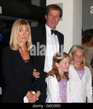 Alastair Campbell und seine Partnerin Fiona Millar kommen zur britischen Premiere von Calander Girls im Odeon West End am Londoner Leicester Square. Stockfoto