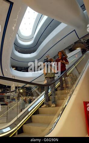 Ein Blick auf das Innere der neuen Niederlassung von Selfridges in Birmingham, bevor sie morgen eröffnet wird. Das Gebäude, das an den Außenwänden mit 15,000 Aluminiumscheiben bedeckt ist, ist eines von zwei Ankergeschäften in der neuen 500 Millionen Bullring-Einzelhandelsanlage von Birmingham. Der neue 150-Outlet 1,200,000 Quadratfuß große Komplex wird auf dem Gelände des berüchtigten 1960s Bull Ring Shopping Centers gebaut, das 2000 abgerissen wurde. Stockfoto