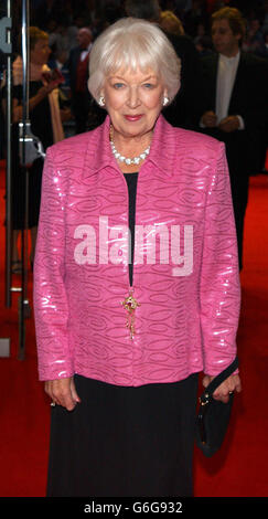 June Whitfield kommt zur britischen Premiere von Calendar Girls im Odeon West End am Londoner Leicester Square. Stockfoto